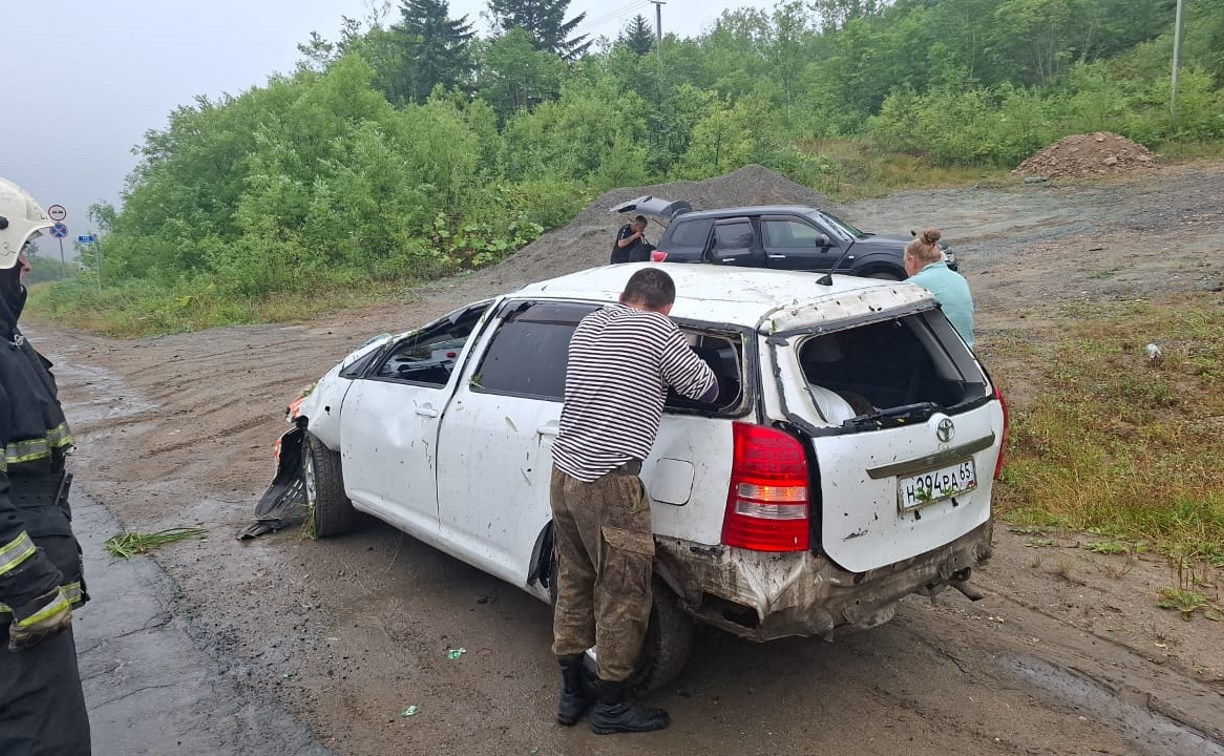 Автомобиль Toyota Wish перевернулся на трассе в Долинском районе