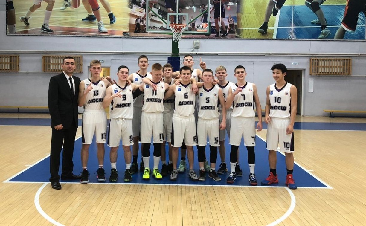 Сахалинские баскетболисты выиграли соревнования в Хабаровске 