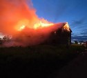 Подробности от МЧС: в Александровске-Сахалинском ночью полыхал расселённый дом