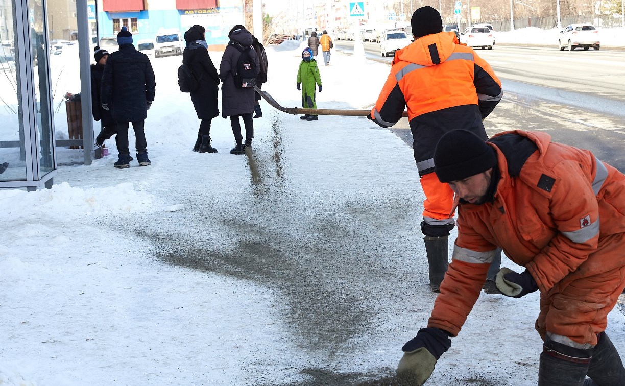 Тротуары Южно-Сахалинска посыпают каменной крошкой, чтобы избежать гололедицы