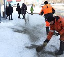 Тротуары Южно-Сахалинска посыпают каменной крошкой, чтобы избежать гололедицы