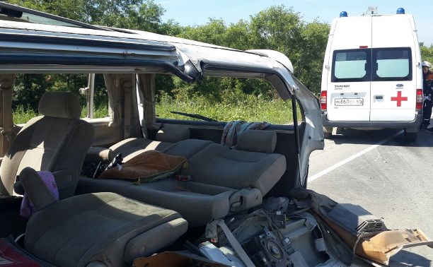 Микроавтобус кувыркался по дороге в пригороде Южно-Сахалинска