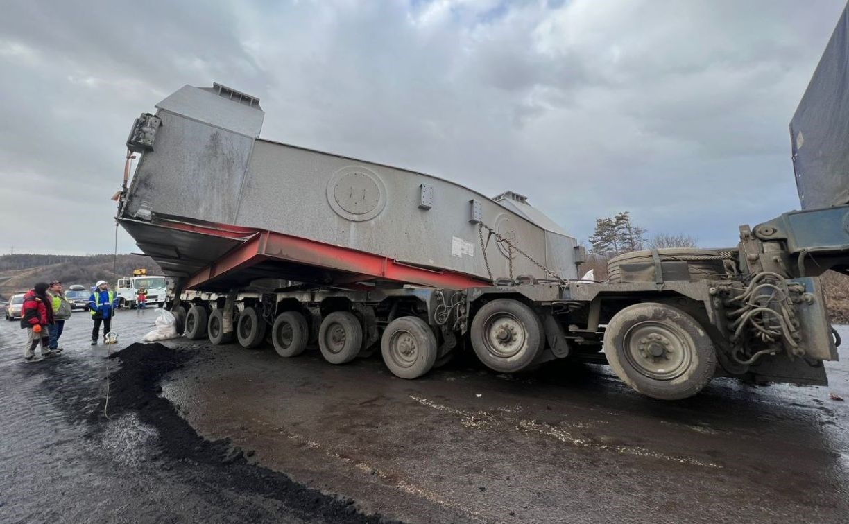 Автотрал попал в ДТП на Сахалине - огромная металлоконструкция рухнула на дорогу