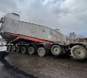 Автотрал попал в ДТП на Сахалине - огромная металлоконструкция рухнула на дорогу