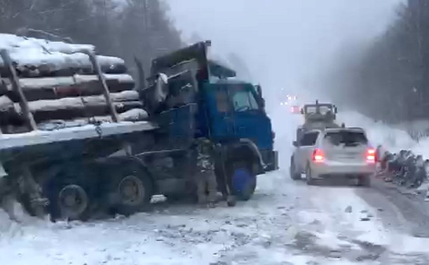 "Не вытянул": в Тымовском районе лесовоз занесло, и он перегородил дорогу