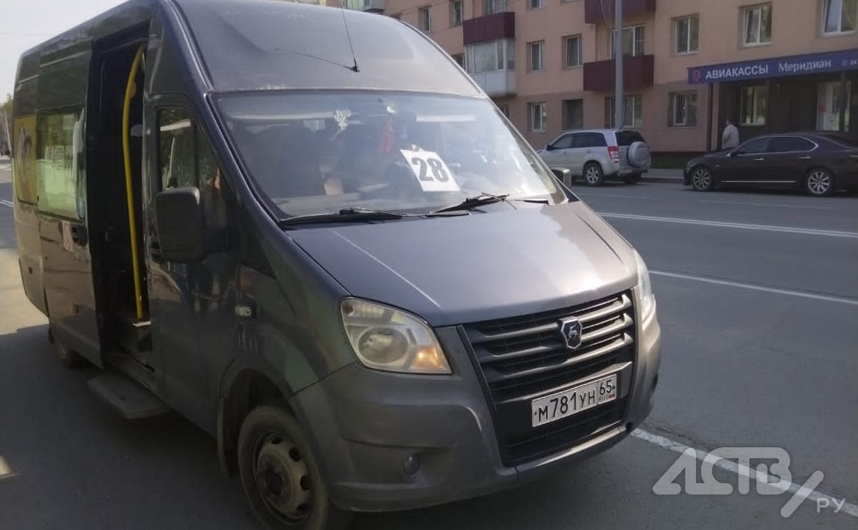 Водитель не пустил подростков с самокатами в маршрутку в Южно-Сахалинске