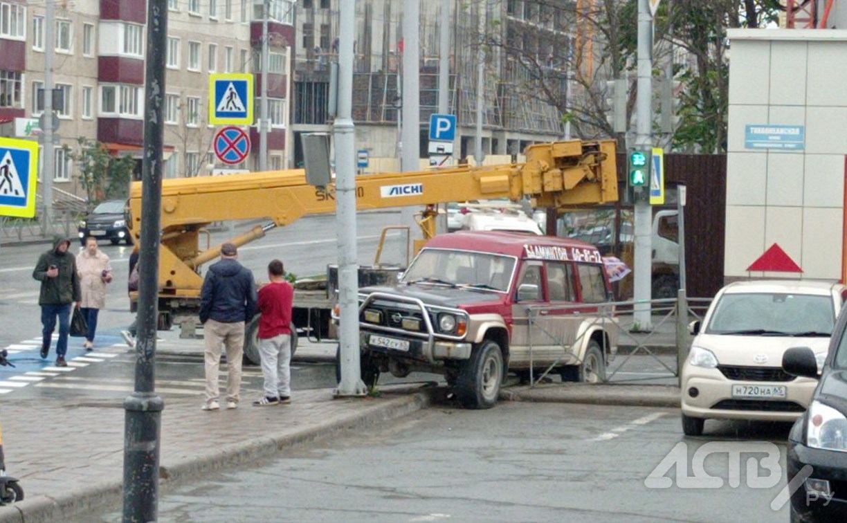В Южно-Сахалинске произошло серьёзное ДТП: автокран и джип не смогли разъехаться на перекрёстке