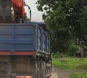 Жители Новоалександровска живой колонной преградили путь грузовикам