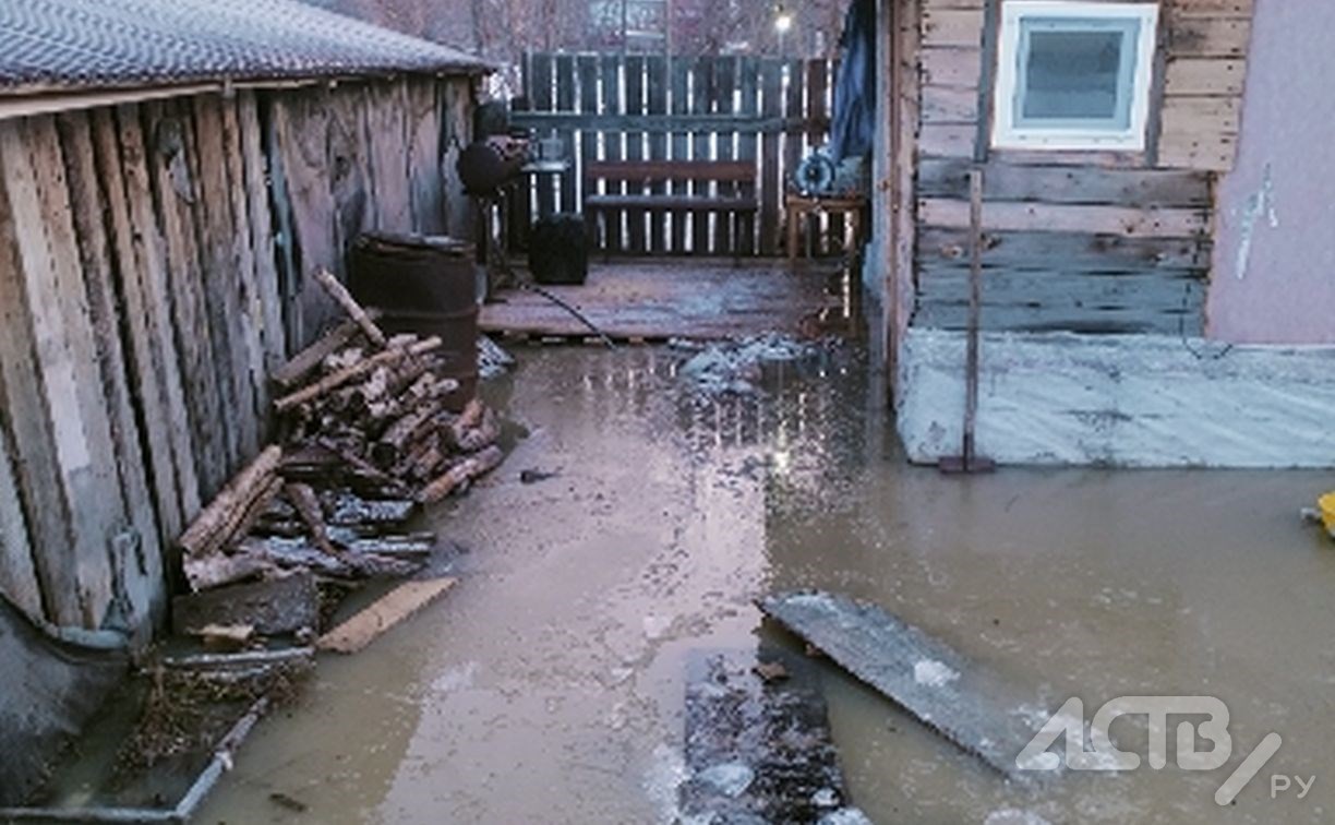 "Вода сплошным потоком идёт": южносахалинец второй день спасает свой дом от потопа