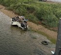Автомобиль слетел с холма на побережье в Корсаковском районе