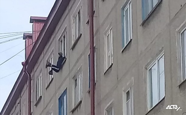 Мужчина сорвался с окна пятого этажа в Корсакове