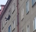 Мужчина сорвался с окна пятого этажа в Корсакове