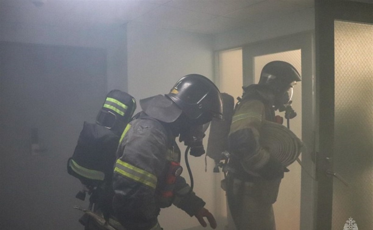 Пожар в доме тушили в селе Чехов ночью Пожар в доме тушили в селе Чехов ночью