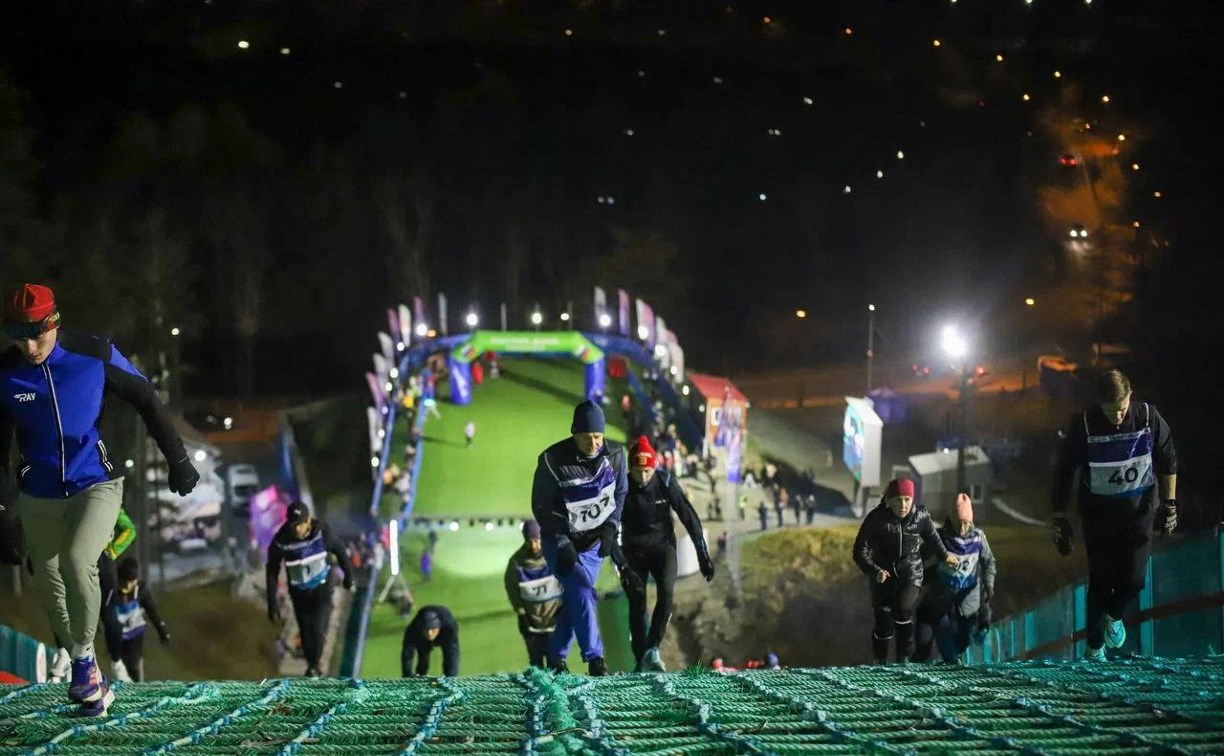 Более 150 сахалинцев испытали себя в ночном забеге на трамплин К-70