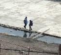 Опасный аттракцион: дети на Сахалине устроили игры на подтопленном фундаменте