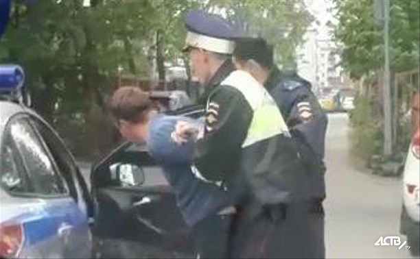 Южносахалинец без прав сопротивлялся полицейским при задержании
