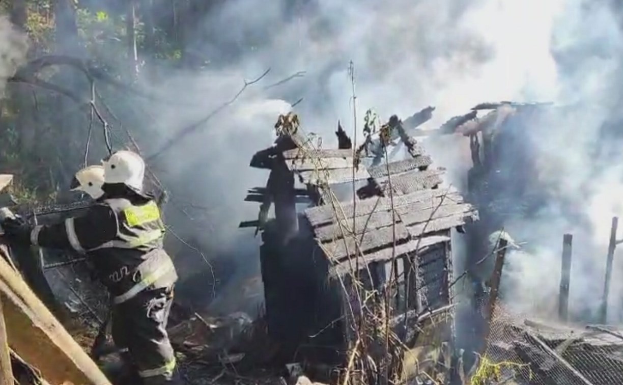 "Зря крышу делали": в "Теплой долине" в Долинске вспыхнула хозпостройка "Зря крышу делали": в "Теплой долине" в Долинске вспыхнула хозпостройка