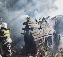 "Зря крышу делали": в "Теплой долине" в Долинске вспыхнула хозпостройка