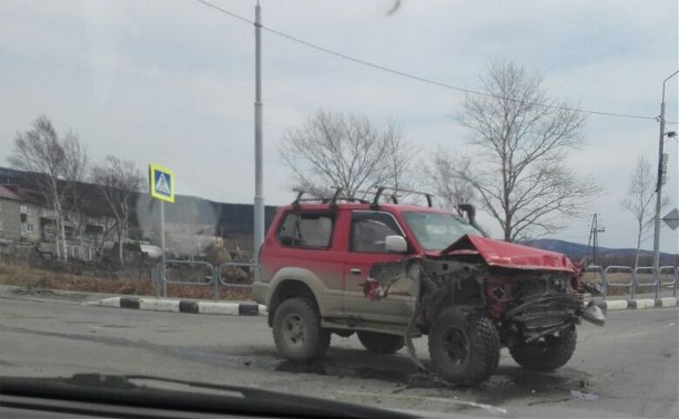 Toyota Land Cruiser Prado и КамАЗ столкнулись на повороте на Березняки