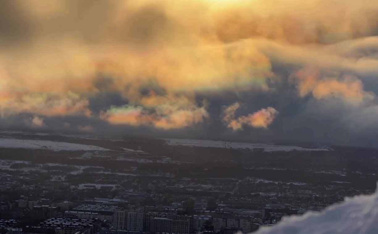 Разноцветные облака наблюдали в Южно-Сахалинске