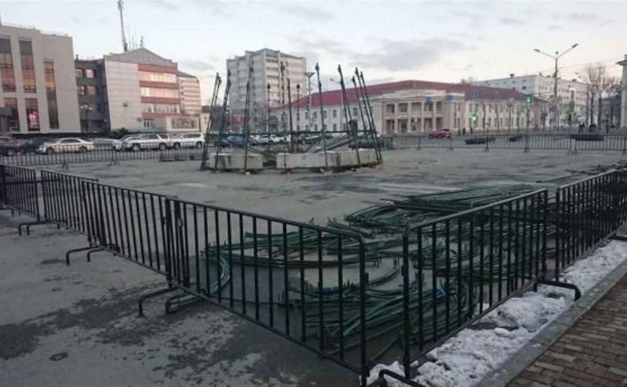 Новогоднюю ель начали устанавливать на площади в Южно-Сахалинске