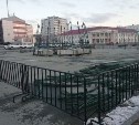 Новогоднюю ель начали устанавливать на площади в Южно-Сахалинске