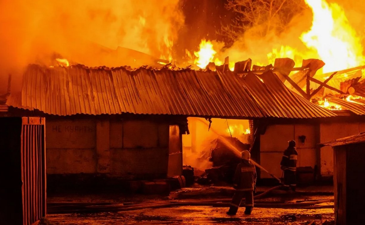 Сахалинцы сообщают о крупном пожаре в районе оленьей эко-фермы
