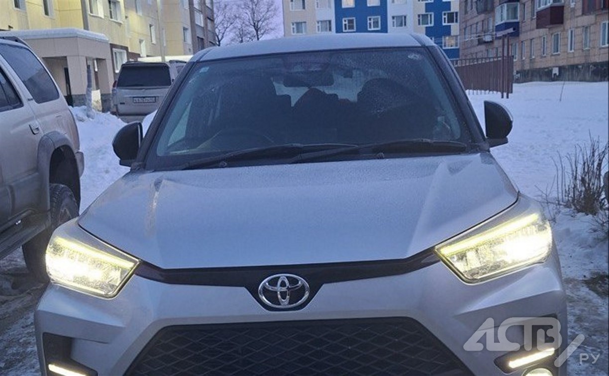 Неизвестный столкнулся с Toyota Raize и скрылся с места ДТП в Южно-Сахалинске