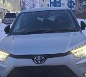 Неизвестный столкнулся с Toyota Raize и скрылся с места ДТП в Южно-Сахалинске
