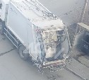 Что-то пошло не так: после работы мусоровоза в Южно-Сахалинске отходы остались на асфальте 