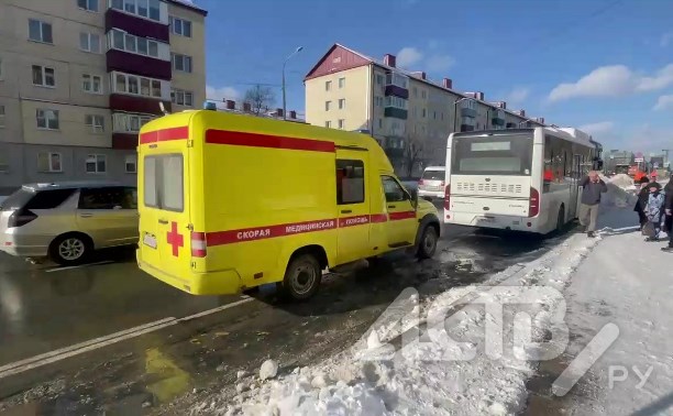 Скорую помощь вызвали пассажирке автобуса в Южно-Сахалинске