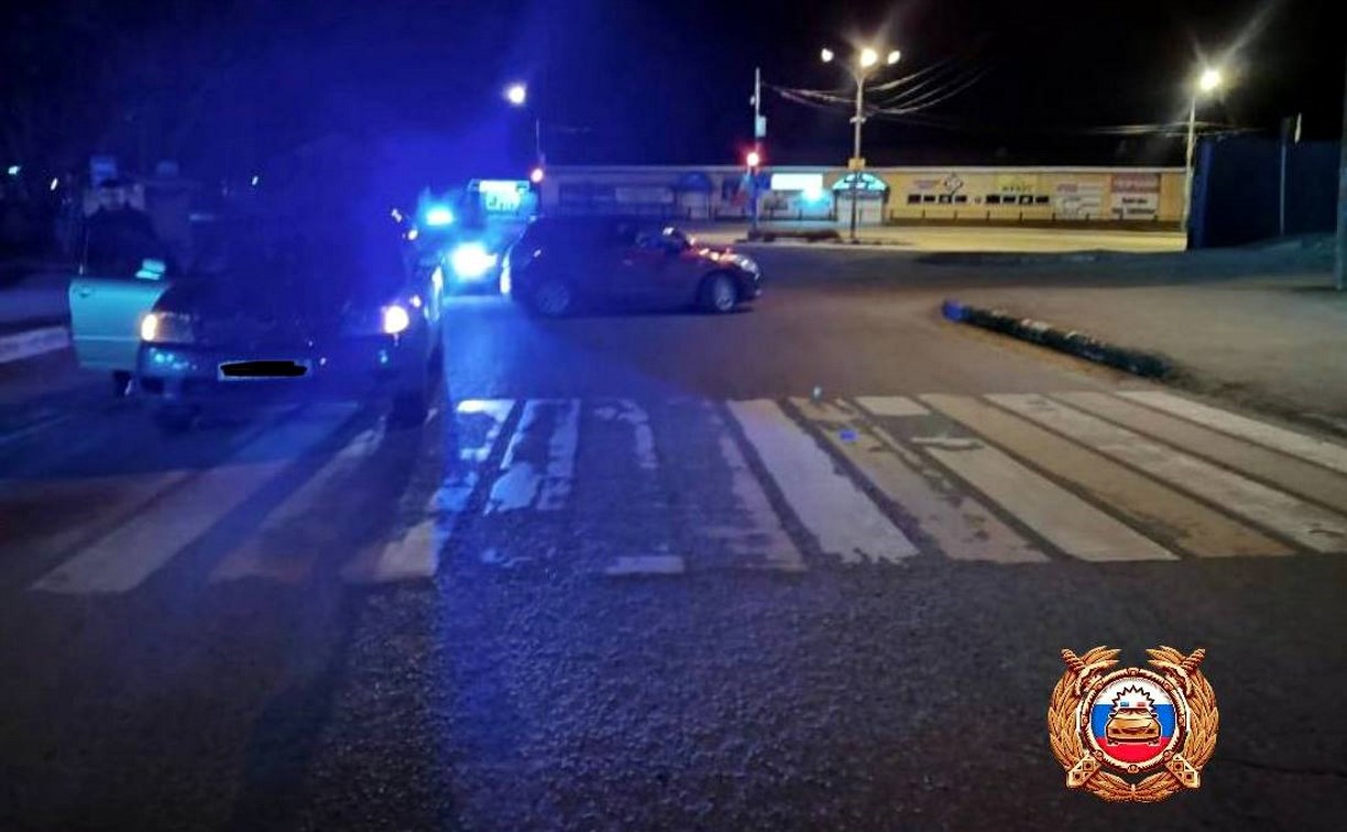 В Корсакове ночью на пешеходном переходе молодой водитель на Toyota Corolla сбил мужчину