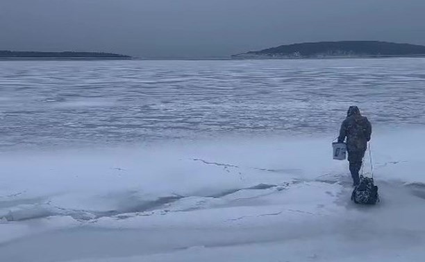 Сахалинские рыбаки начали "мигрировать" на неустойчивый лёд озера Изменчивого