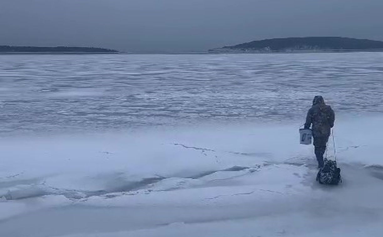 Сахалинские рыбаки начали "мигрировать" на неустойчивый лёд озера Изменчивого
