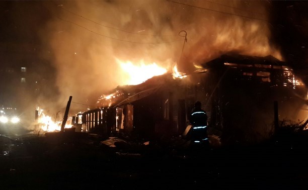 Жилой пятиквартирный дом сгорел дотла в Южно-Сахалинске
