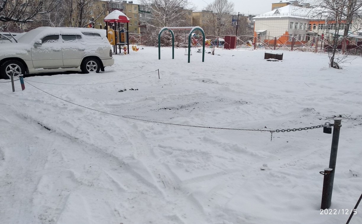 Незаконна и недопустима: мэрия Южно-Сахалинска займётся парковкой с цепью, сделанной на газоне
