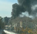 Крупный пожар в Южно-Сахалинске: на стройке СахГУ вспыхнули стройматериалы