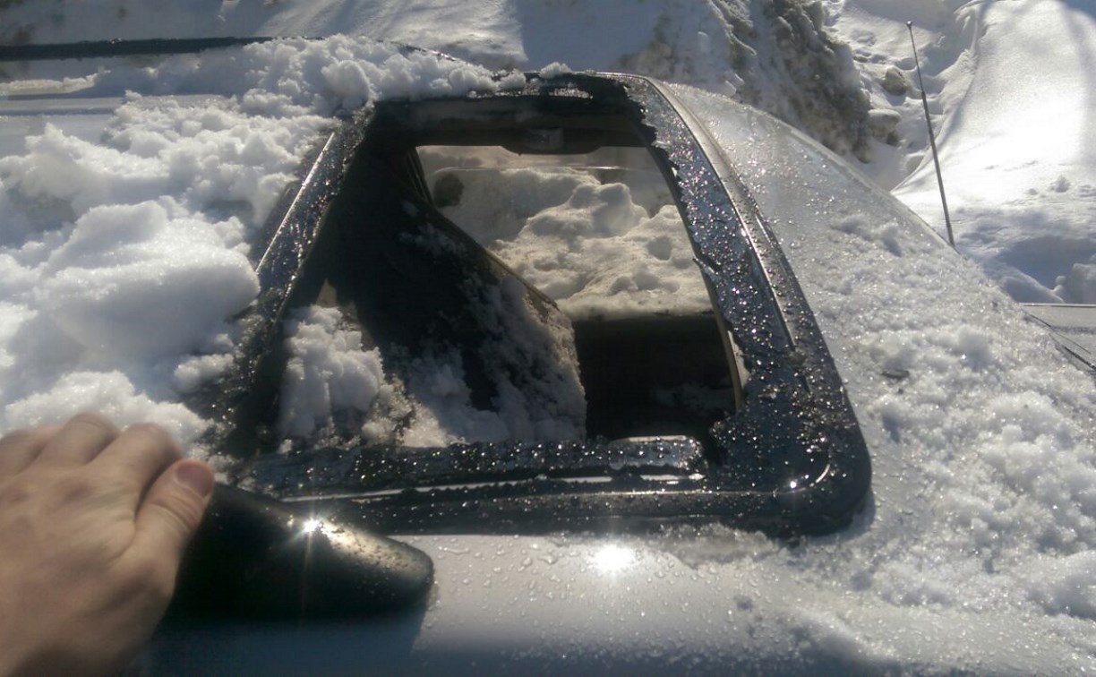 Упавший с крыши снег разбил машину и ранил водителя в Южно-Сахалинске
