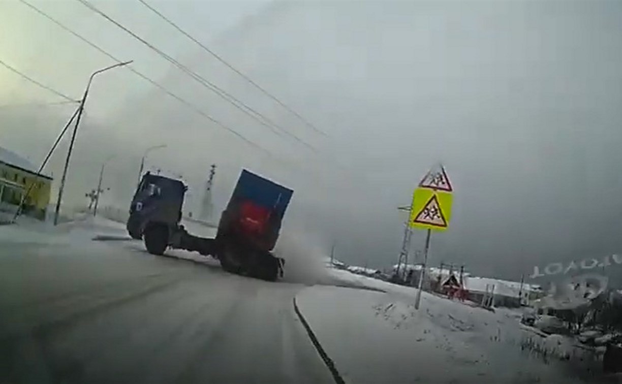 Водитель в Красногорске успел уйти от удара большегруза, который развернуло поперек скользкой дороги