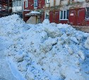 "Всё по технологии": погрузчик в Южно-Сахалинске закопал двор в попытках его откопать