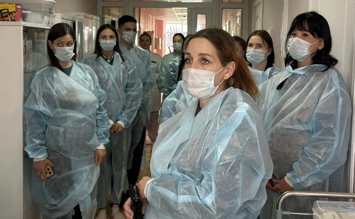 В Долинской ЦРБ провели экскурсию по роддому для будущих родителей