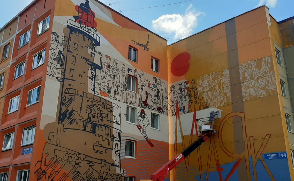 Маяк Анива нарисовали на фасадах домов в Южно-Сахалинске