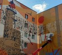 Маяк Анива нарисовали на фасадах домов в Южно-Сахалинске