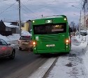 Водитель пассажирского автобуса в Южно-Сахалинске проскочил пробку по тротуару, едва не задев пешехода