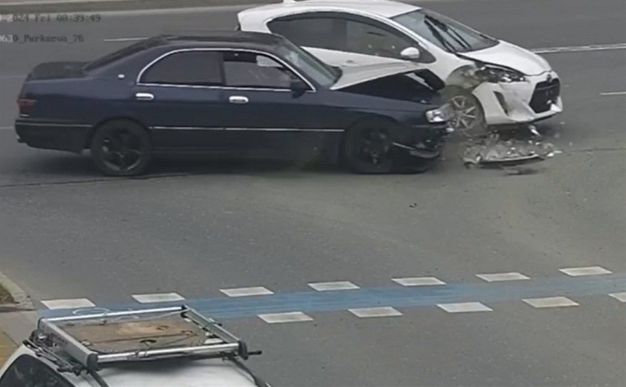 Невнимательная автомобилистка стала причиной жёсткого ДТП в Южно-Сахалинске 
