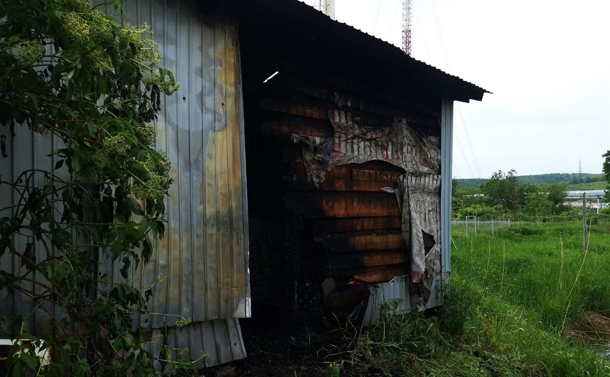 Гараж выгорел в Ольховке на площади более 50 квадратов 