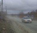 Дачники на окраине Южно-Сахалинска задыхаются от столбов пыли выше заборов