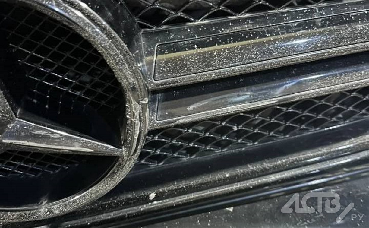 Неизвестный врезался в припаркованный Mercedes-Benz и скрылся с места ДТП в Южно-Сахалинске