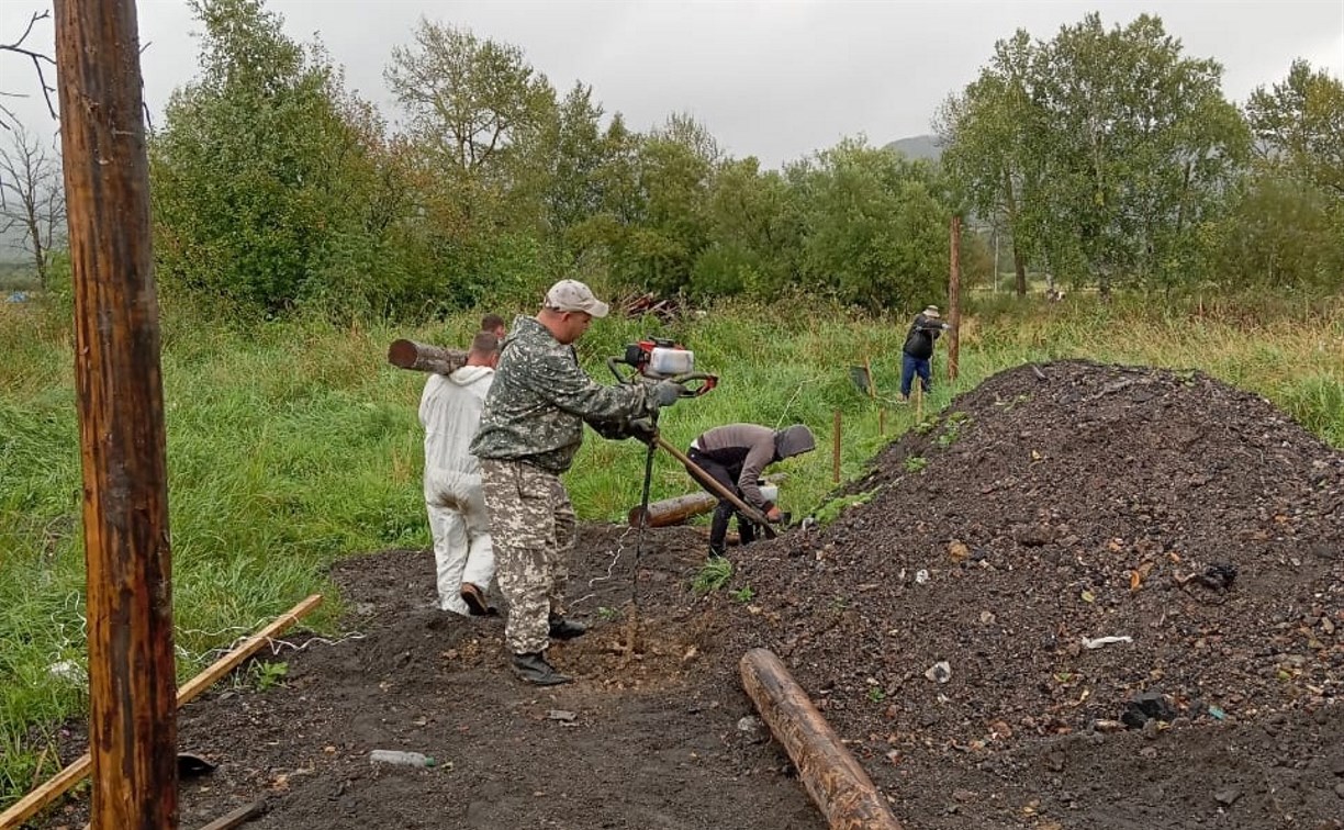 "Доброе братство дороже богатства": пожарные в Тымовском помогли коллеге, спасающему животных 