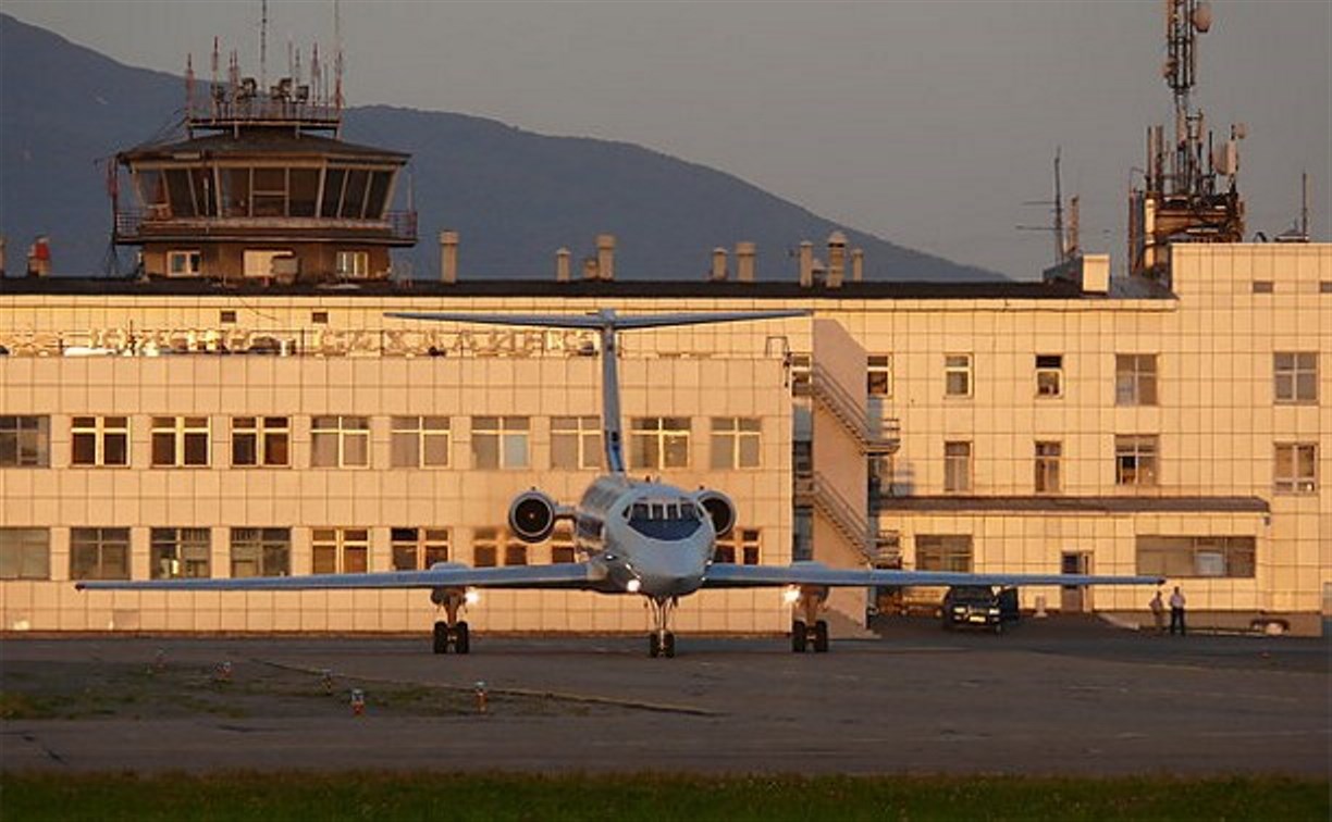 Аэропорт южно сахалинск. Город Южно-Сахалинск аэропорт. Аэродром Южно Сахалинск. Г Южно Сахалинск аэропорт. Сахалинский аэровокзал.